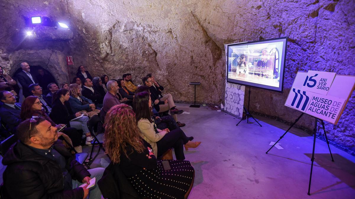 Los Pozos de Garrigós, ubicados en el interior del Museo de Aguas de Alicante, han acogido hoy la conmemoración del 15º aniversario de este espacio.