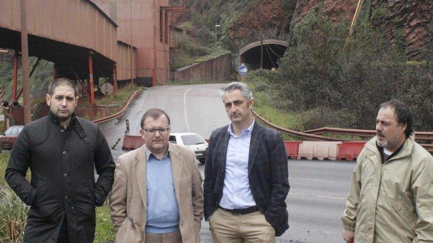 Juan Pola, coordinador local, Iglesias, Ángel García, concejal de IU, y Luis Gorrionero, secretario de la formación en Carreño.