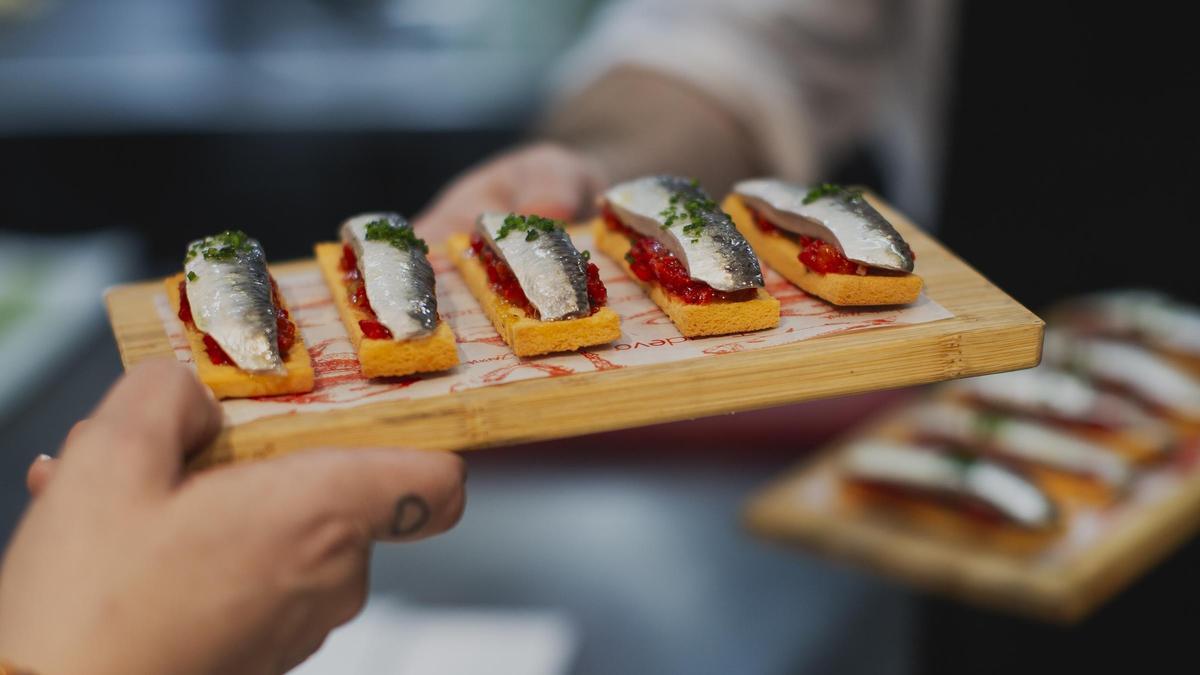 Uno de los platos más más icónicos del restaurante es la sardina marinada.