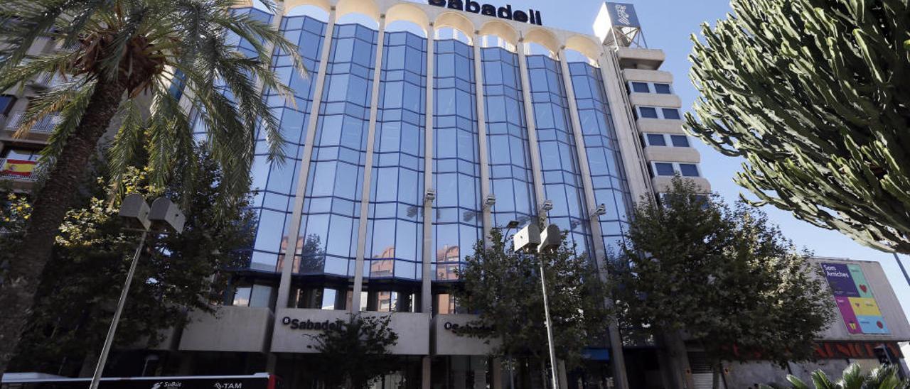 La sede central de Banco Sabadell en la ciudad de Alicante.