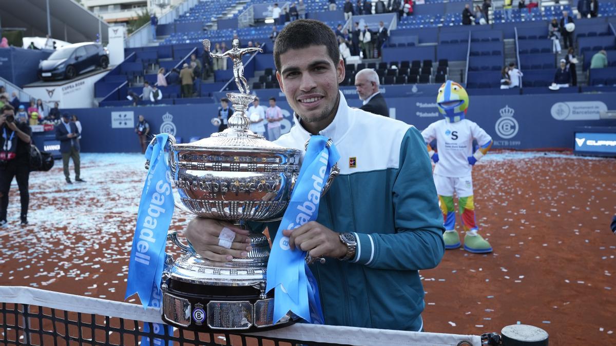 Carlos Alcaraz posa con el Trofeo Conde de Godó conquistado al ganar el ATP 500 de Barcelona