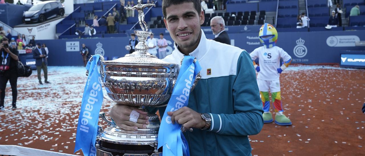 Carlos Alcaraz posa con el Trofeo Conde de Godó conquistado al ganar el ATP 500 de Barcelona