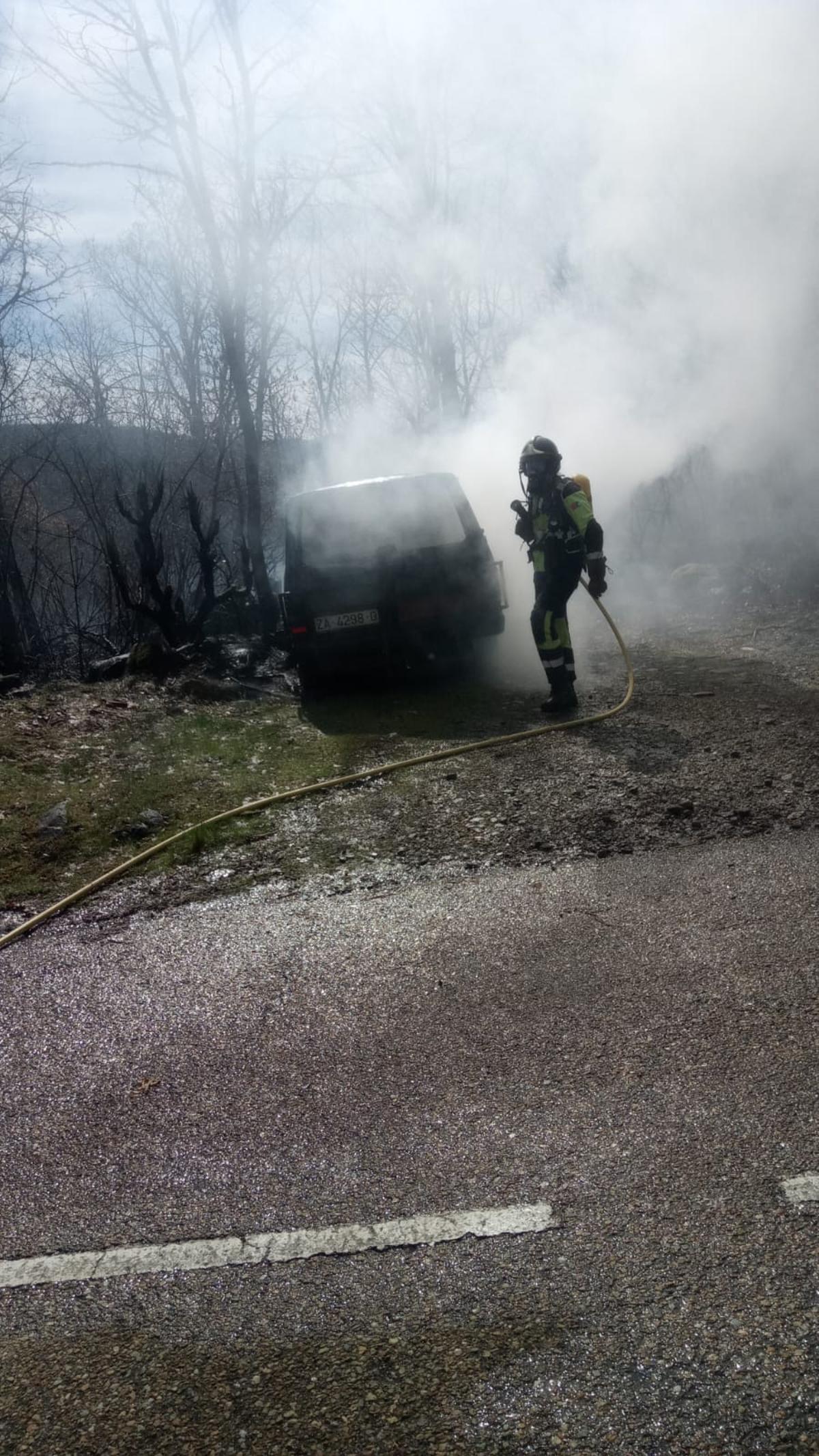 Extinción del incendio en un vehículo en Pedrazales