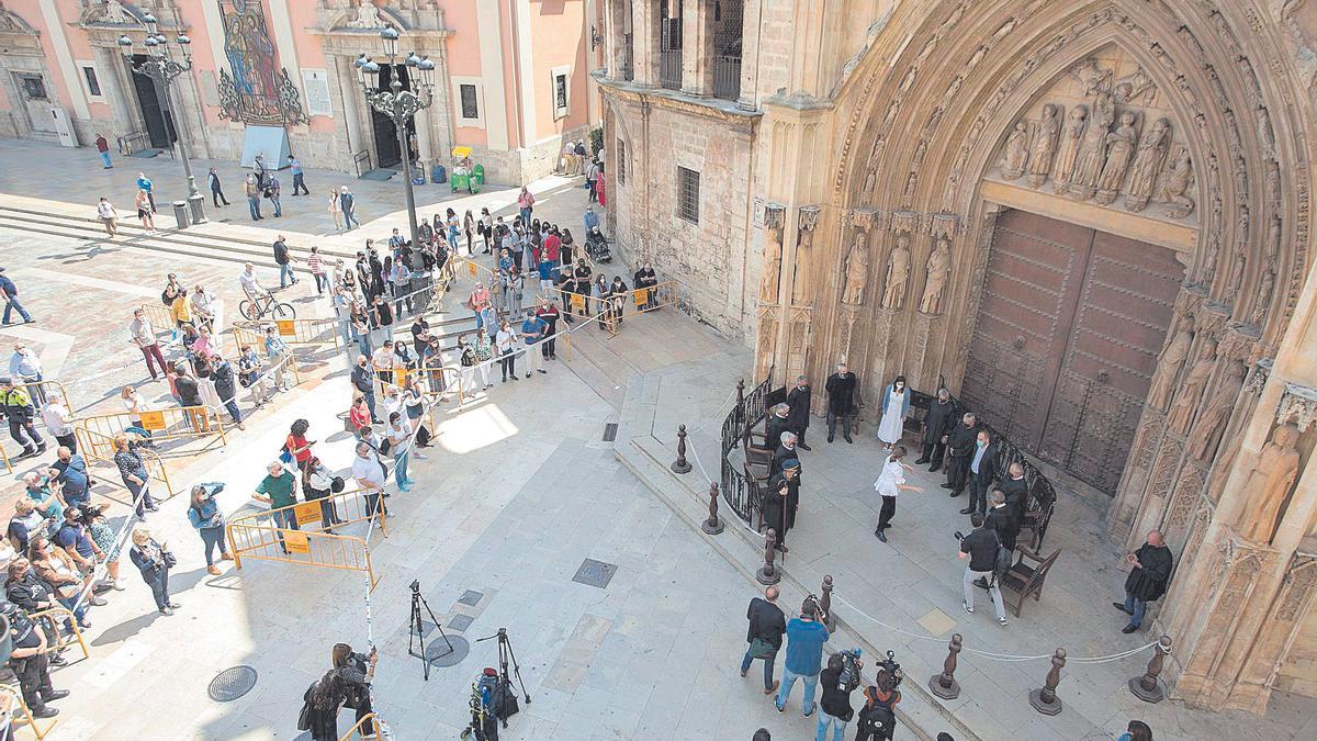 Primera reunión del Tribunal de las Aguas, en la Puerta de los Apóstoles de la catedral, tras el confinamiento.