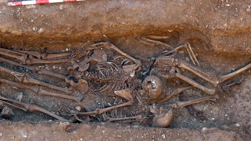 Los esqueletos encontrados en la fosa 3 de Son Coletes.