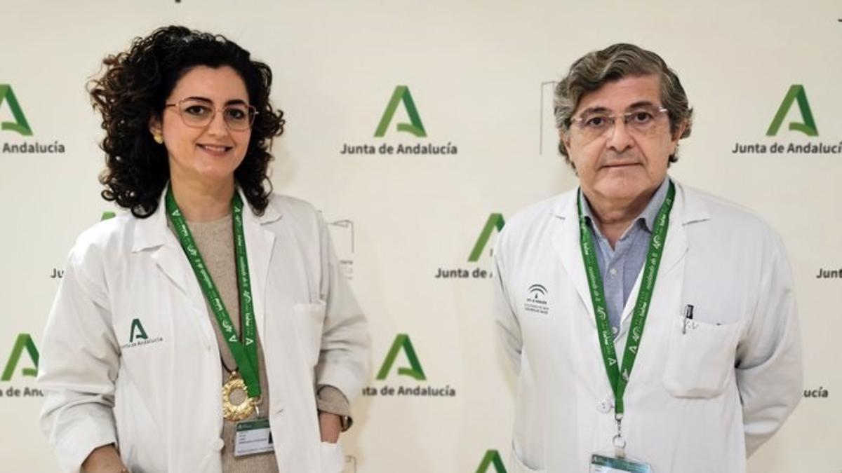 El jefe del servicio y la supervisora de enfermería del servicio de Traumatología del Hospital Universitario de Valme de Sevilla, el doctor Jorge Angulo y Elena Reyes