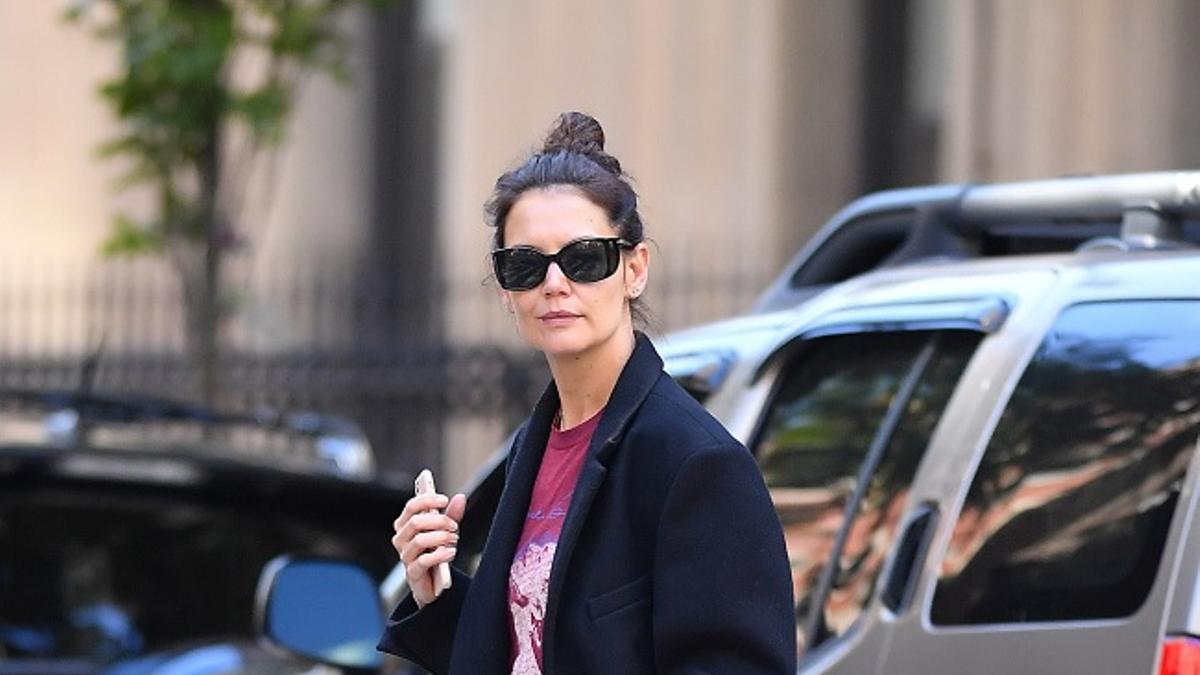 Katie Holmes con abrigo de corte masculino en negro