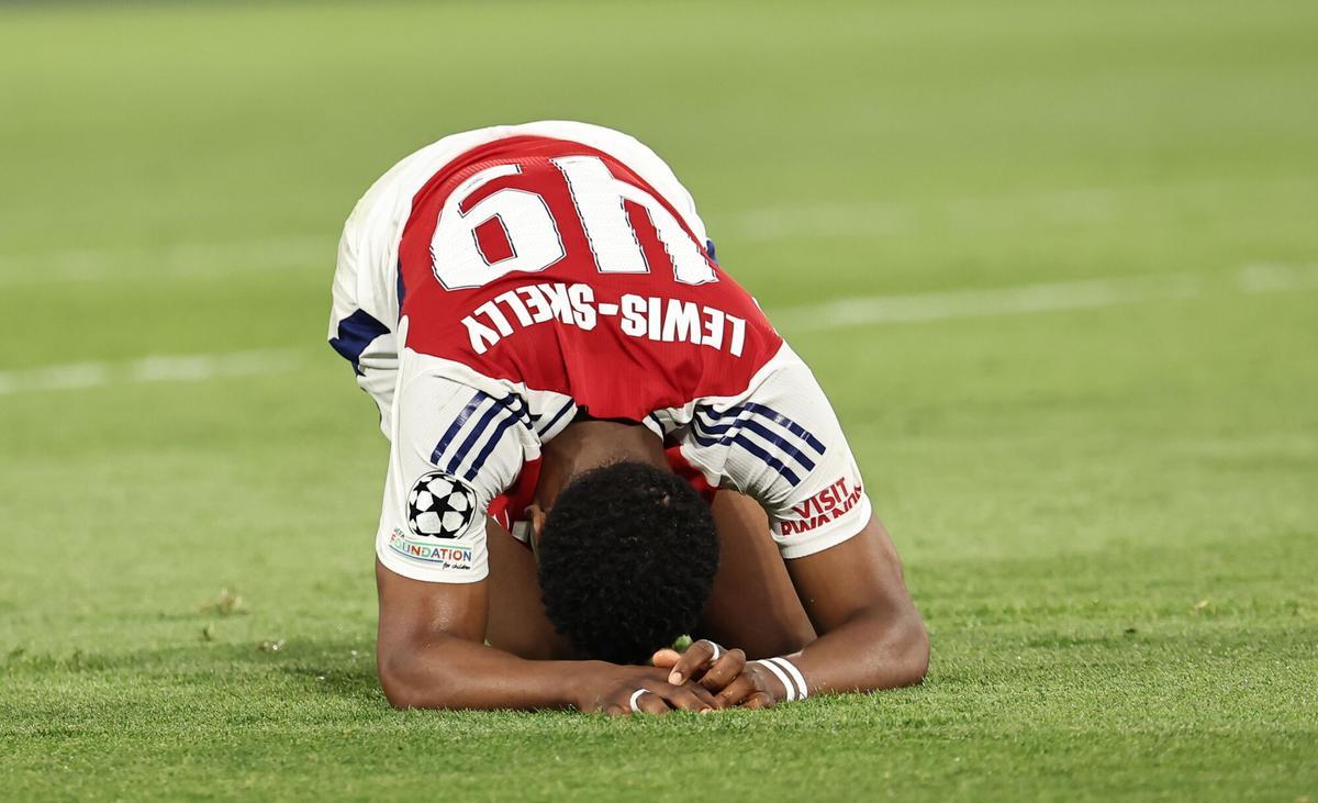 Lewis-Skelly laments during the PSG-Senal.