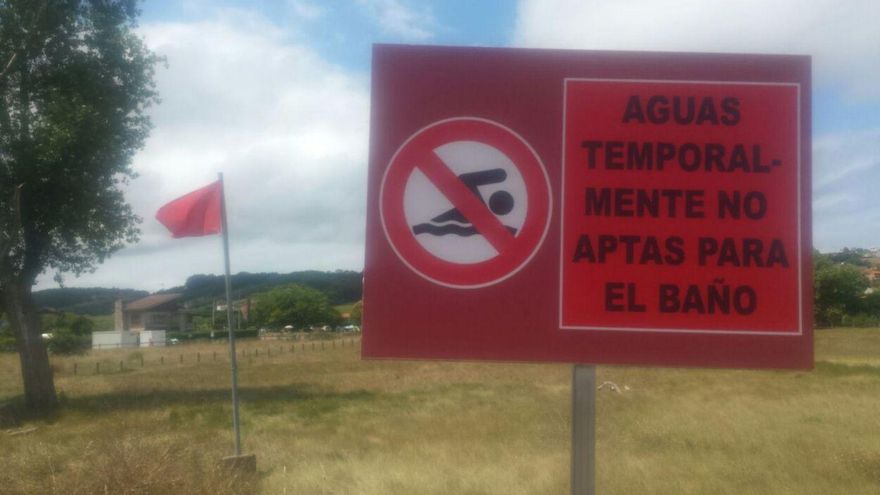 Los carteles colocados en la playa de Bañugues. | P. E. A.