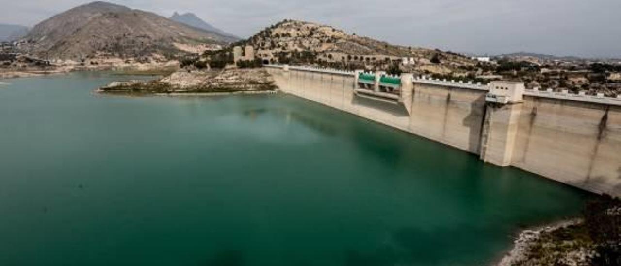 La CHJ desembalsa agua de la Marina Baixa en plena sequía para crear dos ríos artificiales