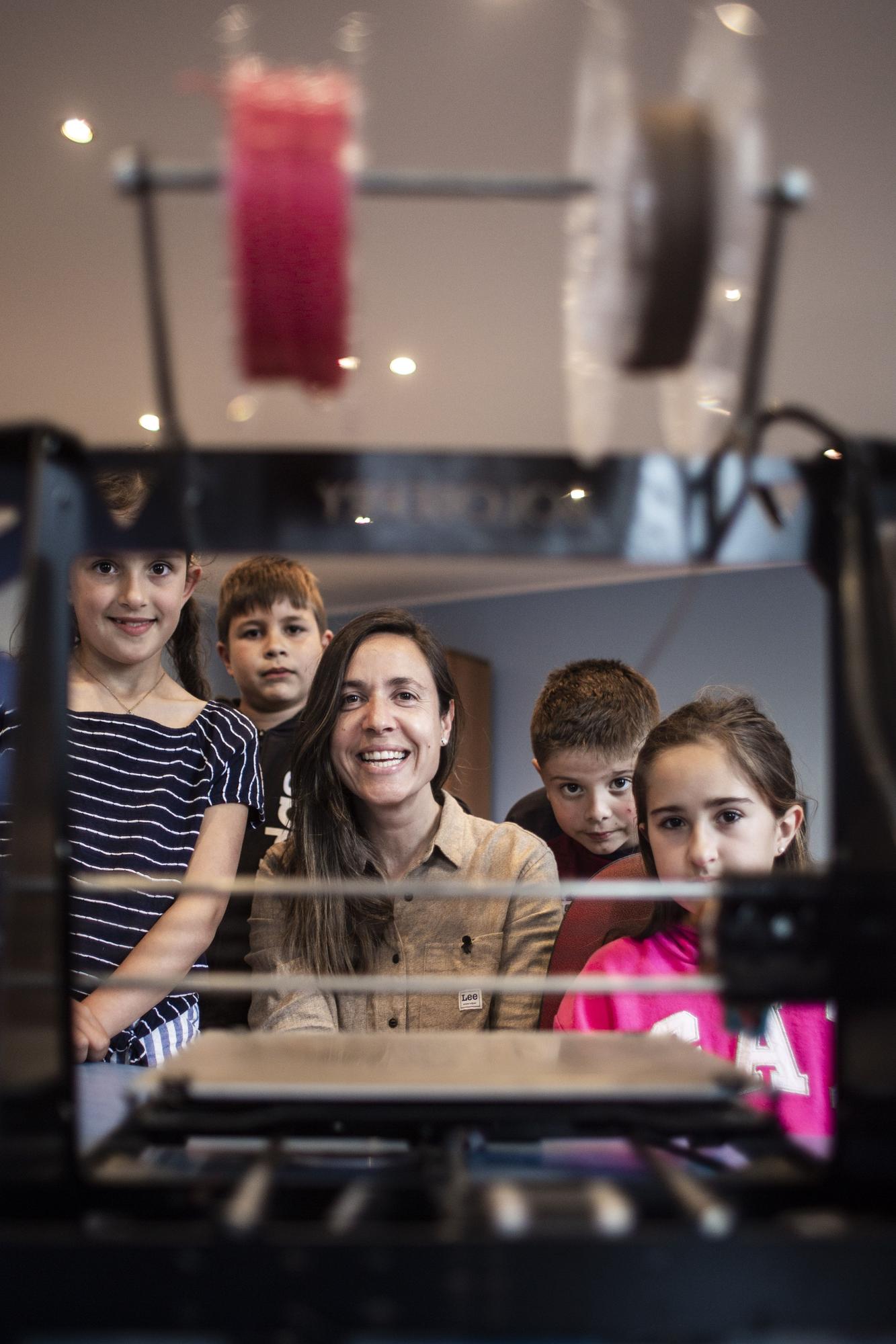 Eulalia Cano, con algunos de sus alumnos de Colunga.