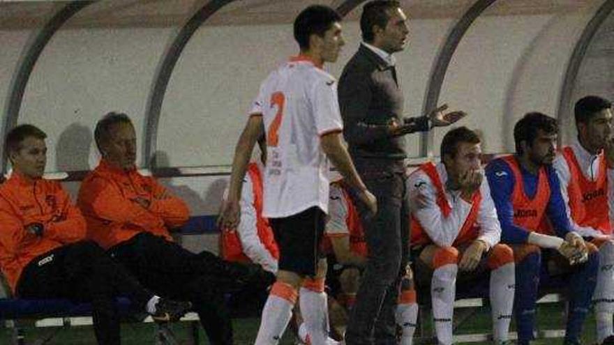 Baraja, en el banquillo, durante el partido de ayer entre el Valencia juvenil y el Tavernes.