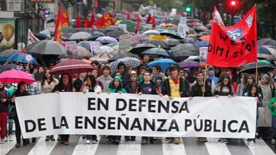 Más de 3.000 personas se manifiestan &quot;en defensa de la enseñanza pública&quot;