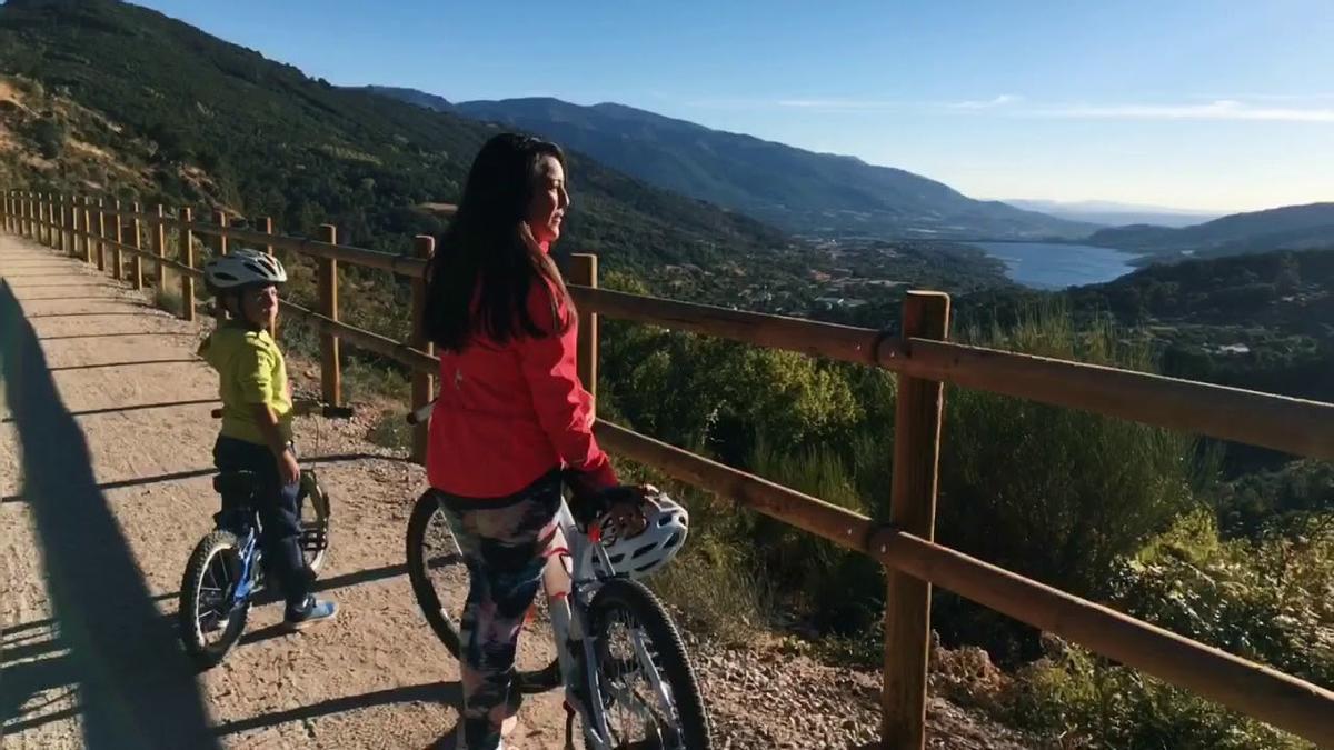 Bicicletas por la Vía Verde de Baños de Montemayor.