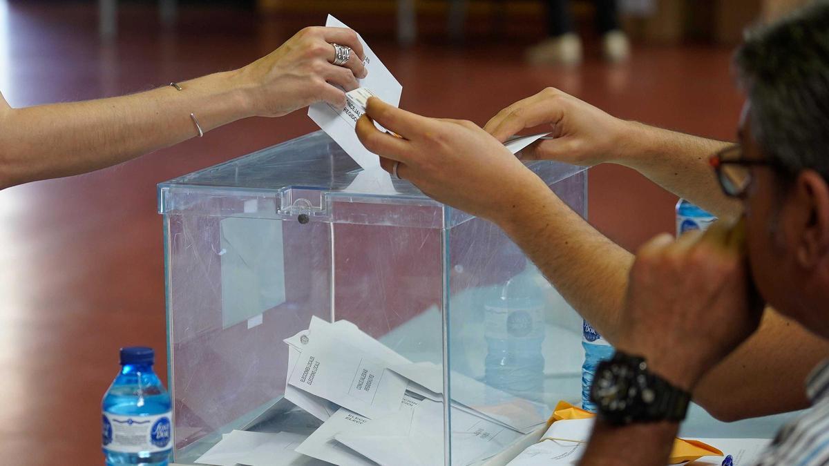 Un ciutadà dispositant el vot en una urna electoral, en una imatge d'arxiu.