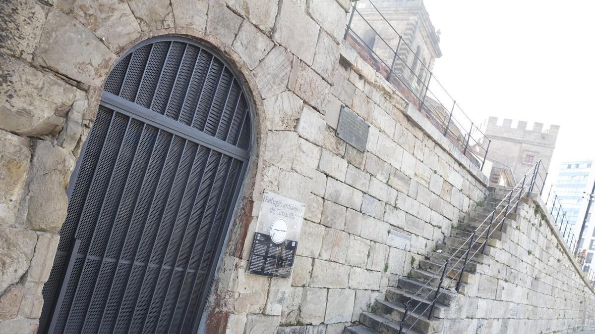 Puerta de entrada al refugio de Cimavilla.