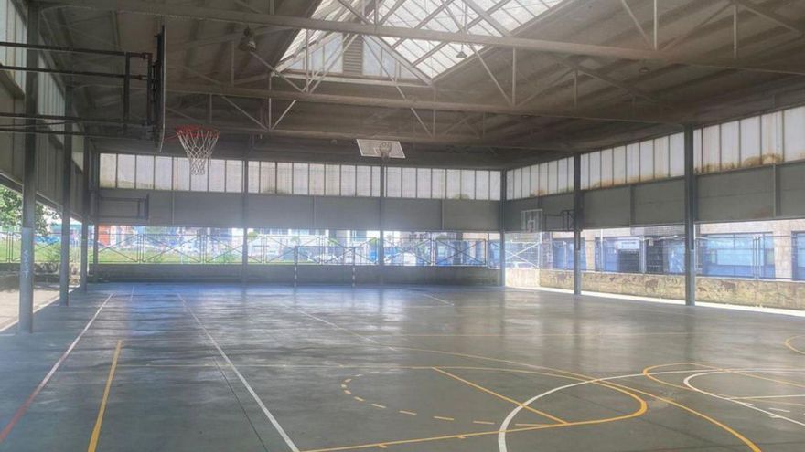 La pista polideportiva del colegio La Ería, donde se ejecutaron mejoras. | LUISMA MURIAS