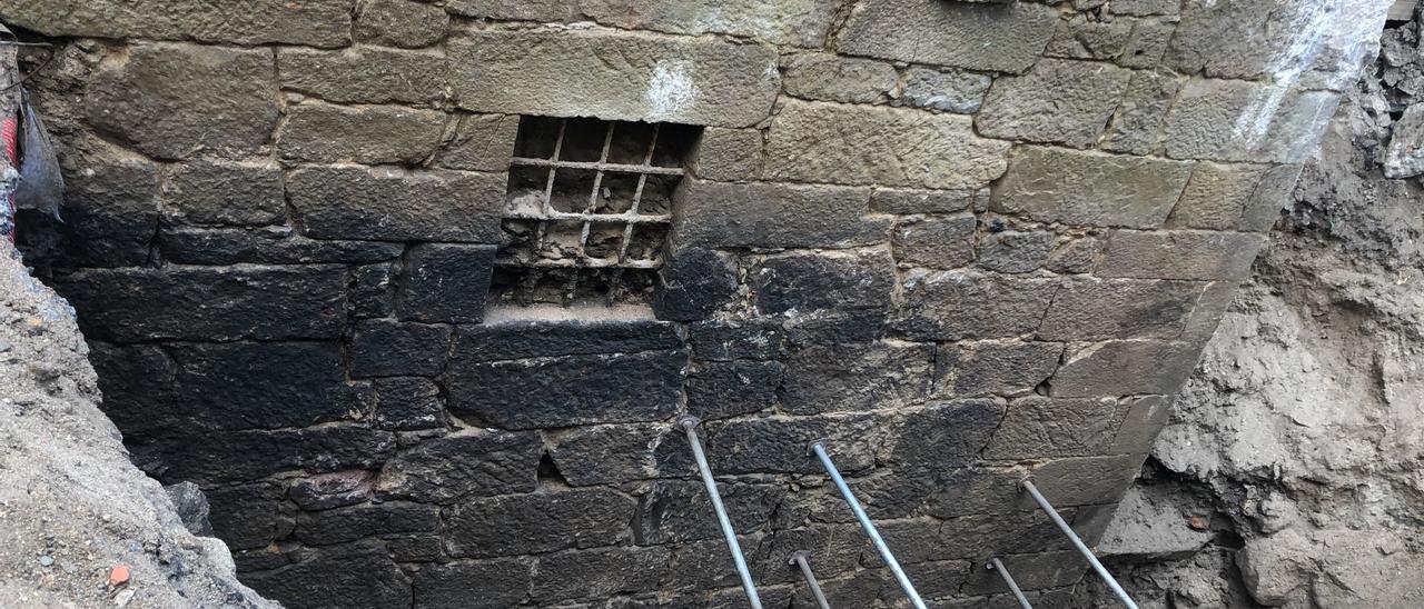 La Casa de Mora, apuntalada tras ser hallada durante las obras del túnelde Porta do Sol.