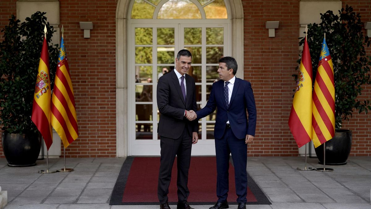 El presidente del Gobierno, Pedro Sánchez, durante la reunión con el presidente de la Comunitat Valenciana, Carlos Mazón, en la ronda de contactos bilaterales.