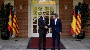 El presidente del Gobierno, Pedro Sánchez, durante la reunión con el presidente de la Comunitat Valenciana, Carlos Mazón, en la ronda de contactos bilaterales.