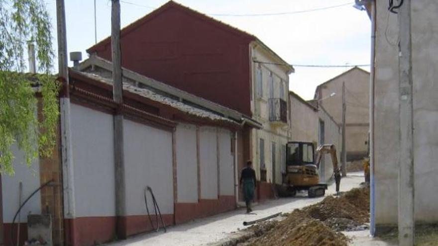 Un vecino observa las obras de renovación de tuberías en Villaveza.