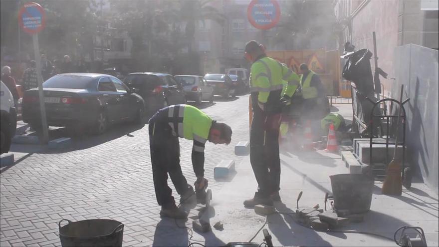 Torrevieja comienza a retirar los adoquines de la calle Caballero de Rodas