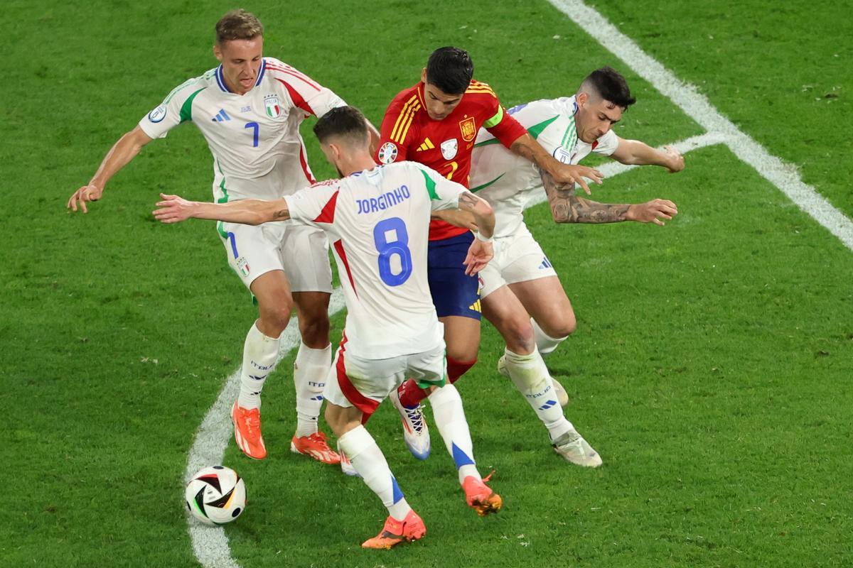 Álvaro Morata es rodeado por tres italianos en el partido entre España e Italia en la Eurocopa