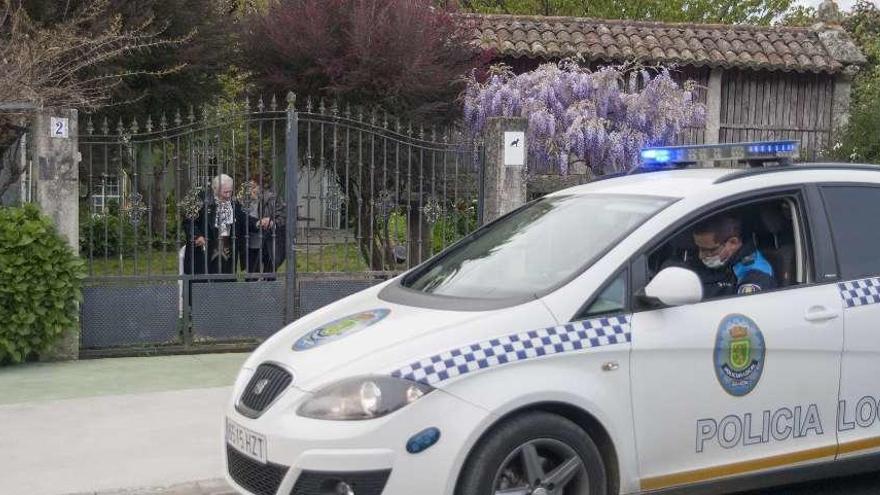 Arriba, María Rey recibe las felicitaciones de la Policía Local. En la imagen inferior, con la tarta que hizo su hija Mari Luz. // Bernabé/Ana Agra