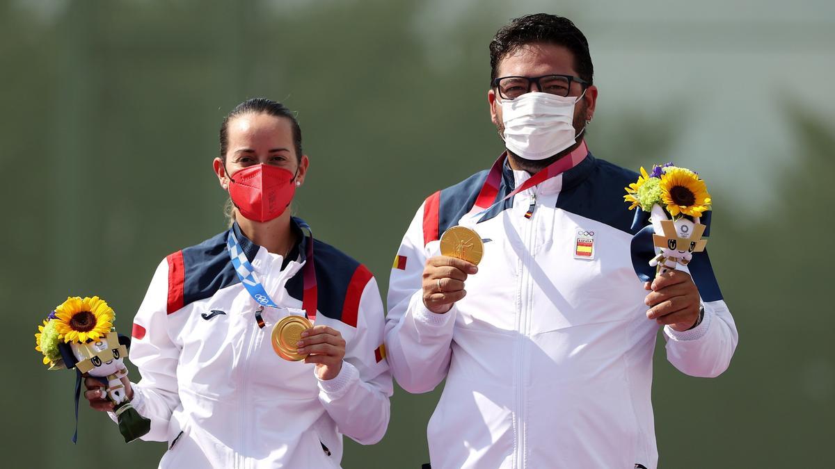 Tokyo (Japan), 31/07/2021.- Fatima Galvez (L) and Alberto Fernandez (R) of Spain celebrate their gold medal for the Trap Mixed Team in the Shooting events of the Tokyo 2020 Olympic Games at the Camp Asaka in Nerima, Tokyo, Japan, 31 July 2021. (Japón, España, Tokio) EFE/EPA/FAZRY ISMAIL