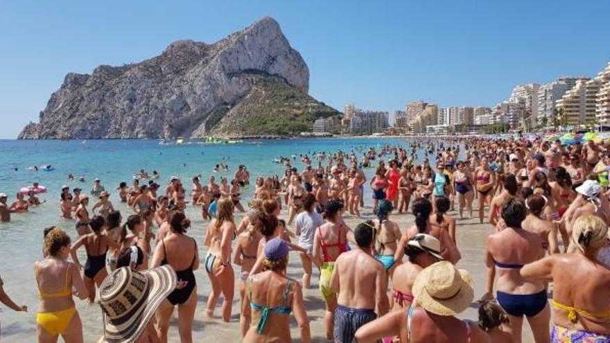 Las clases de baile en la playa de Calp eliminan las letras machistas y misóginas