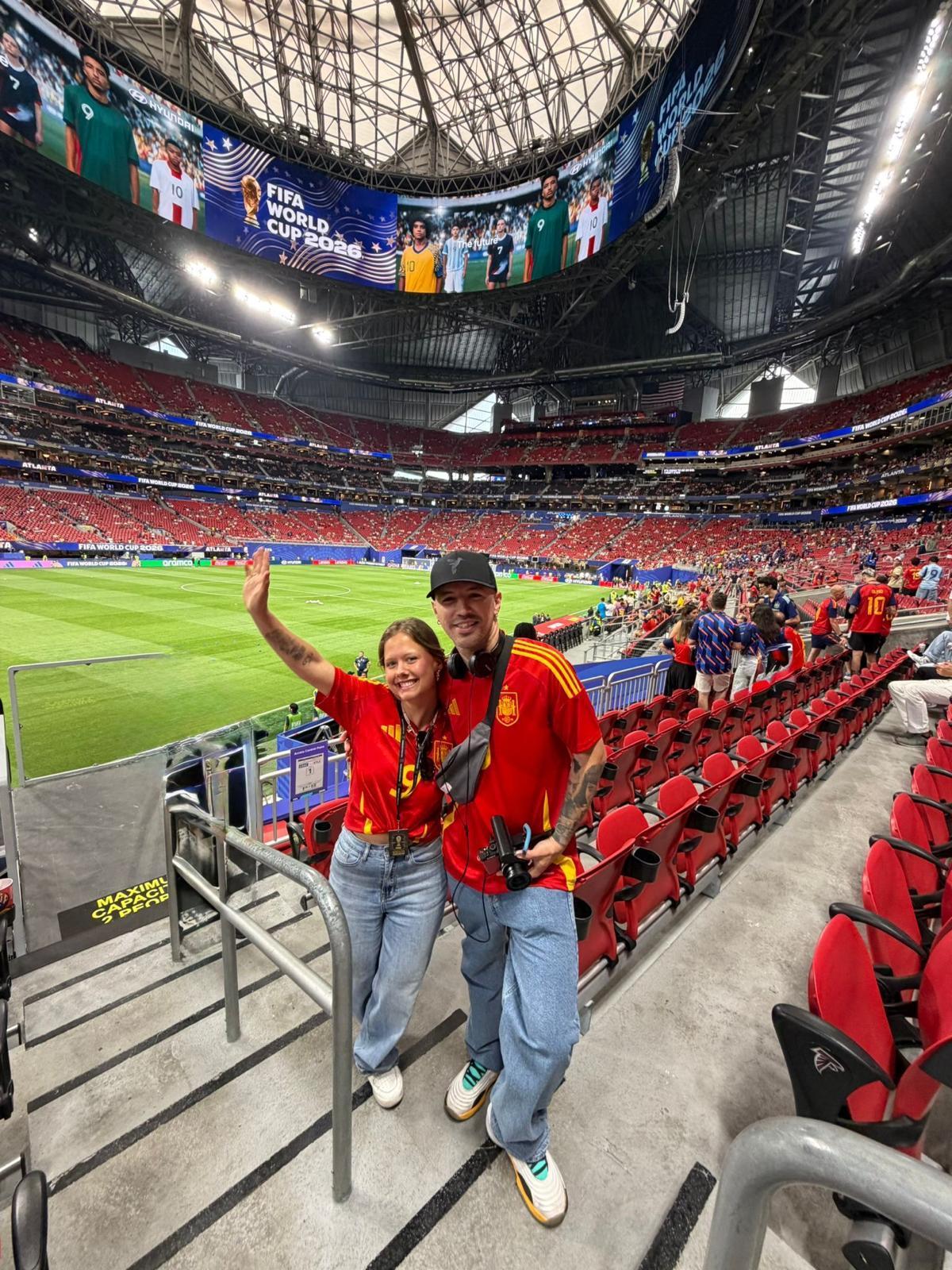 Irene Marqueta y Borja Iglesias animando a la selección española.