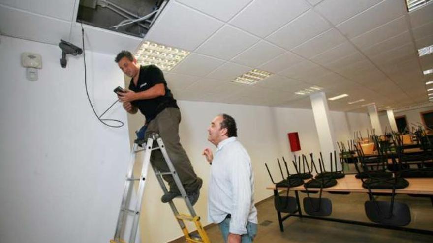 Operarios de la empresa Chillida fueron los encargados de instalar ayer el circuito de cámaras en la sala de estudios de La Lonja.
