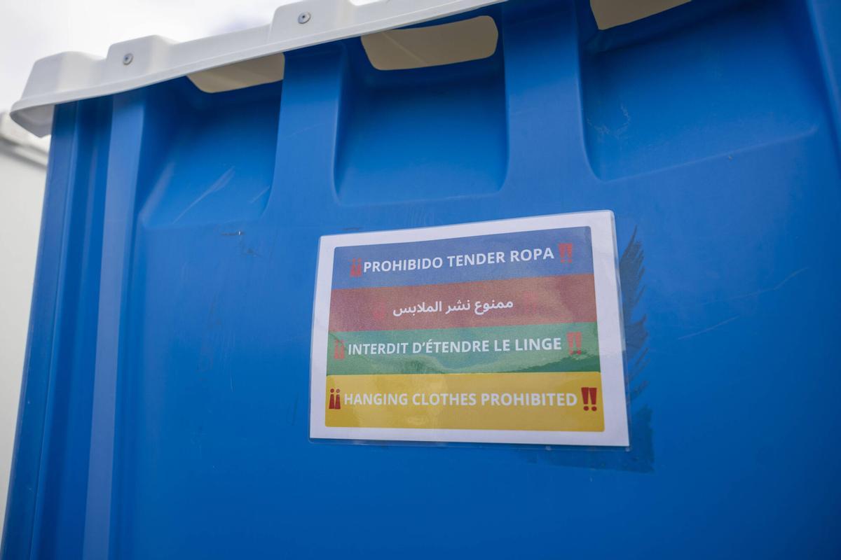 Así son los módulos de acogida temporal para migrantes instalados en el puerto de Palma.