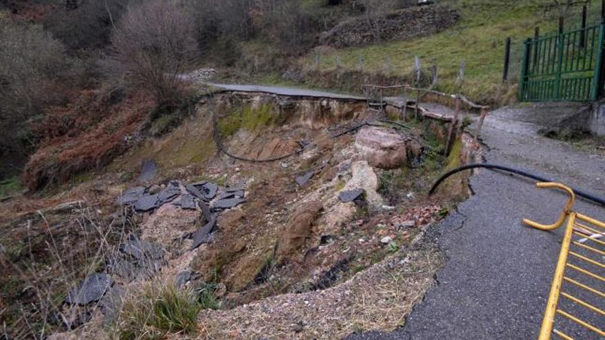 El argayo que cortó el tráfico en la carretera de Cocañín.