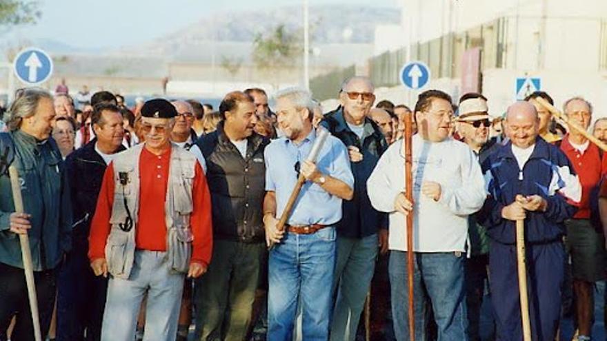 De izda. a dcha.: Francisco Durá, expresidente de la FEMECV; Julián López Busquiel (3º); Arturo Collados Hernández, fundador de Grupo Silvoturismo; el ex alcalde de Elda Juan Pascual Azorín; Manuel Martínez Lledó; y los exconcejales eldenses Benjamín Ortuño y Florentino Ibáñez, durante la salida de la etapa de Elda a Castalla del Euro Rando 2001
