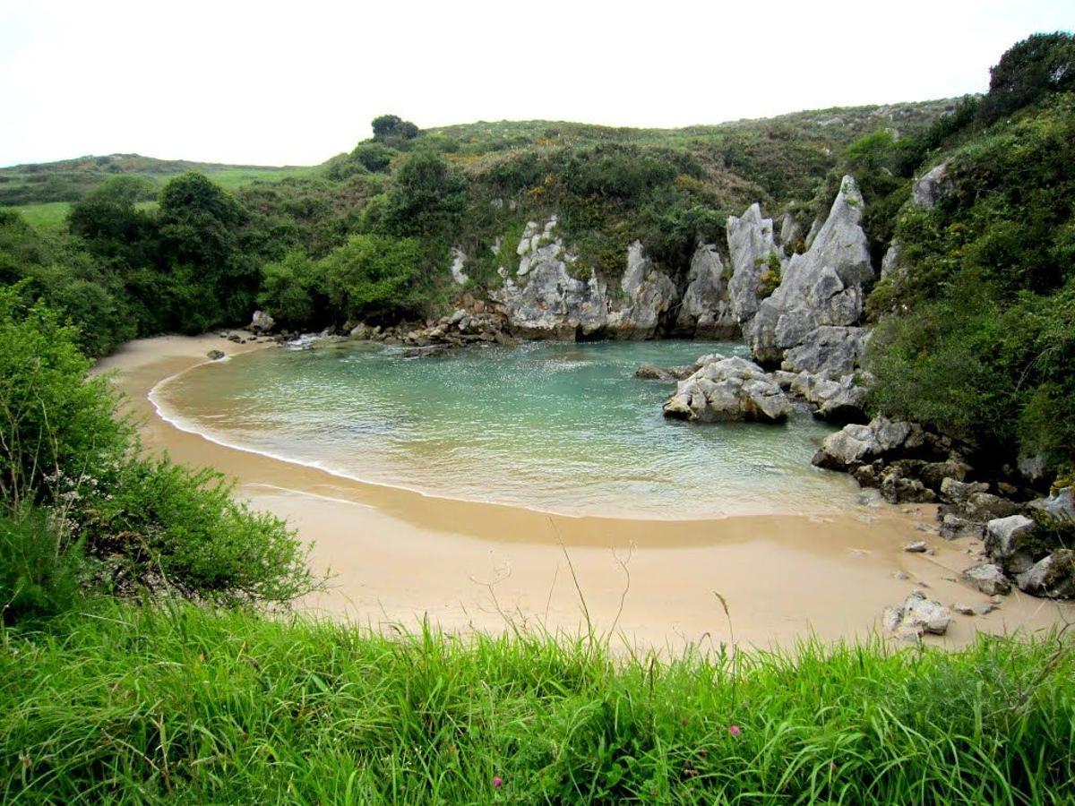 Playa de Gulpiyuri, en Naves de Llanes (Asturias).