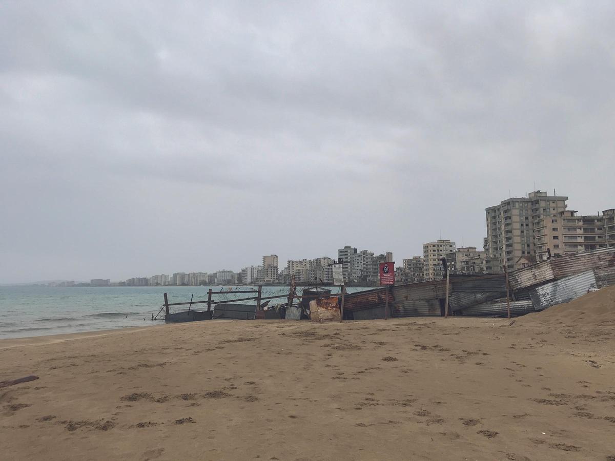 Una barrera improvisada bloquea al acceso a Varosha (Chipre), un antiguo y glamuroso convento turístico.