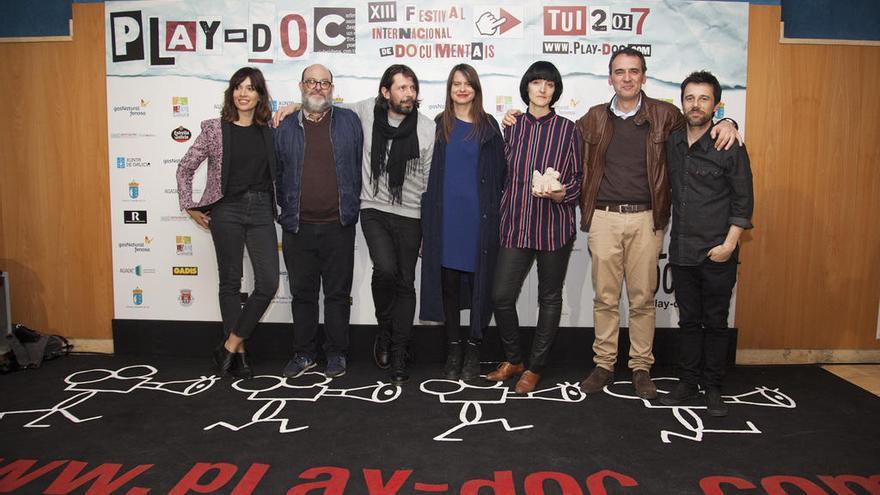 Cláudia Varejão (tercera por la dcha.), ayer, tras recibir el premio de manos del jurado. // Tamara de la Fuente