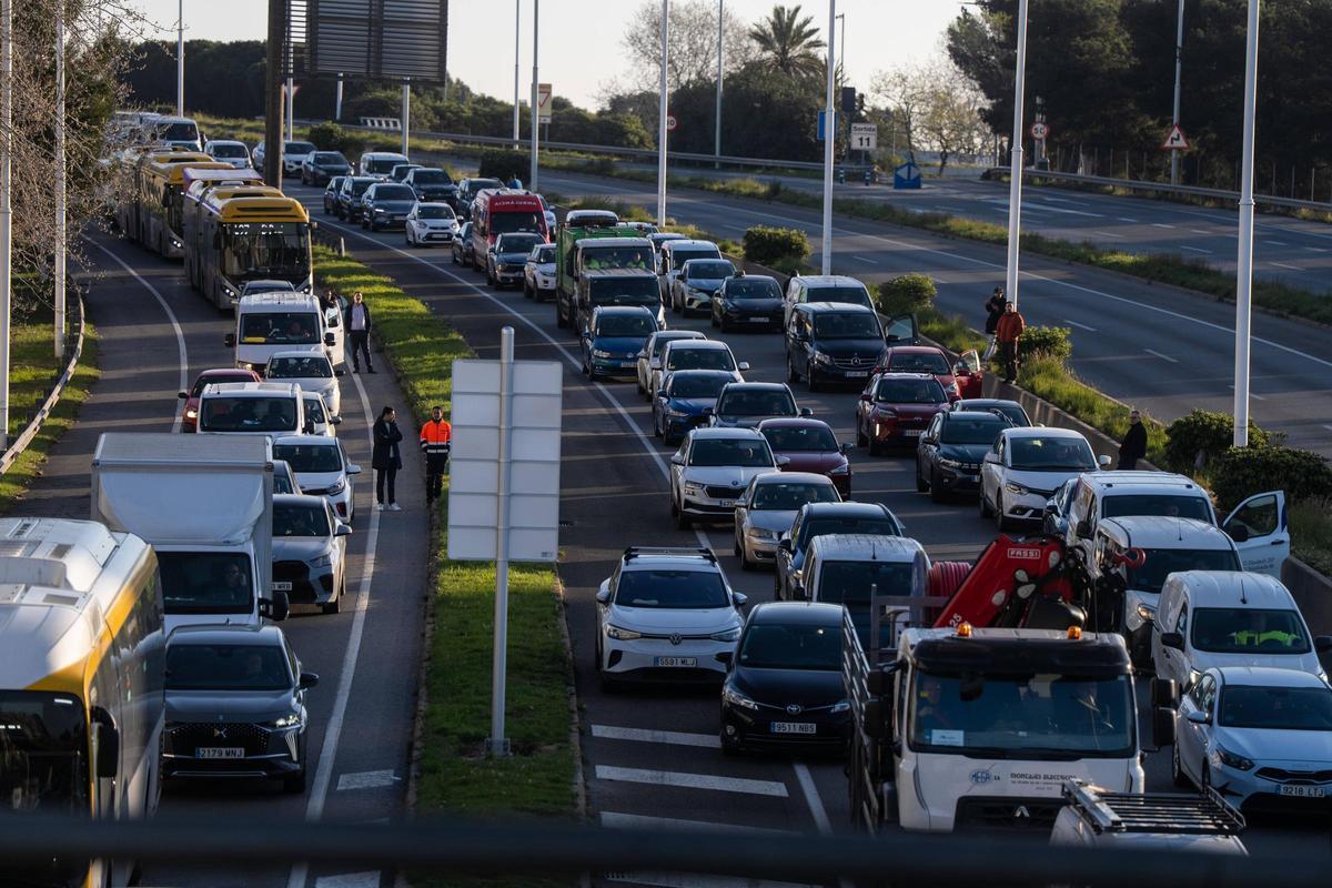 La protesta de profesores corta la B-20 a la altura de Finestrelles