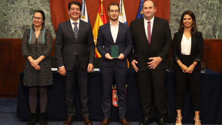 Jacobo Rodríguez, redactor de EL DÍA, en el centro, con su premio.