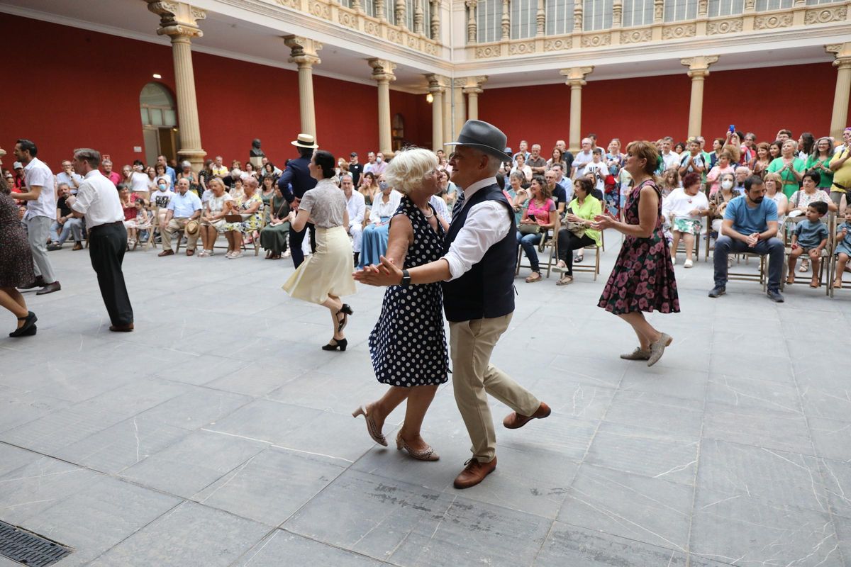 La gente se vuelca con las actividades de la Noche en Blanco en Zaragoza.