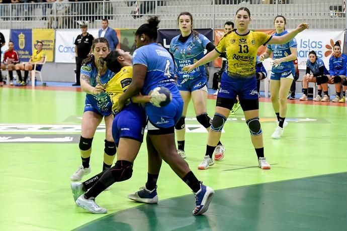 27-12-19 DEPORTES. PABELLON JUAN CARLOS HERNANDEZ. JINAMAR. TELDE. Partido de balonmano entre el Rocasa y el Bera Bera disputado en el Pabellon de deportes Juan Carlos Hernández en Jinamar.  Fotos: Juan Castro.  | 27/12/2019 | Fotógrafo: Juan Carlos Castro