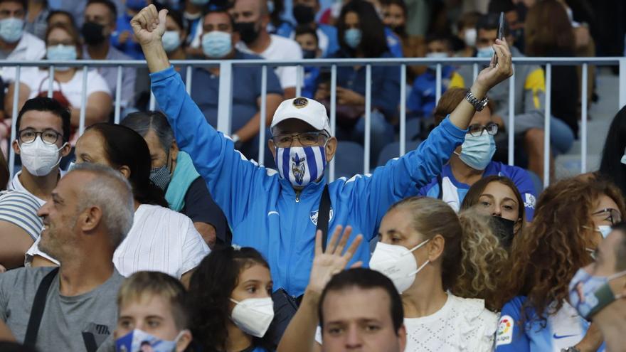 Aficionados blanquiazules en las gradas del césped de Martiricos