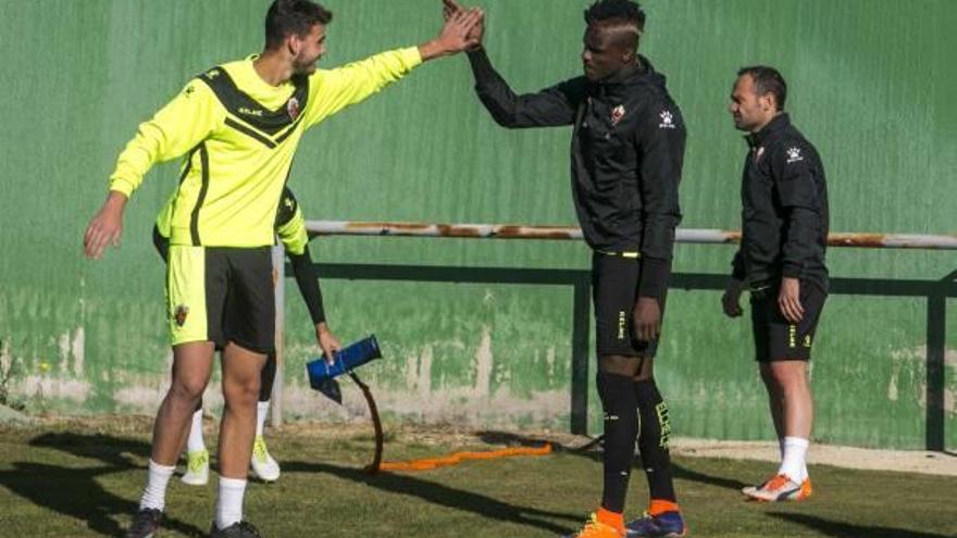 Sory Kaba, ayer, durante el entrenamiento que realizó el Elche con Josico al frente.