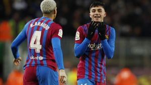Pedri posa la música al Camp Nou
