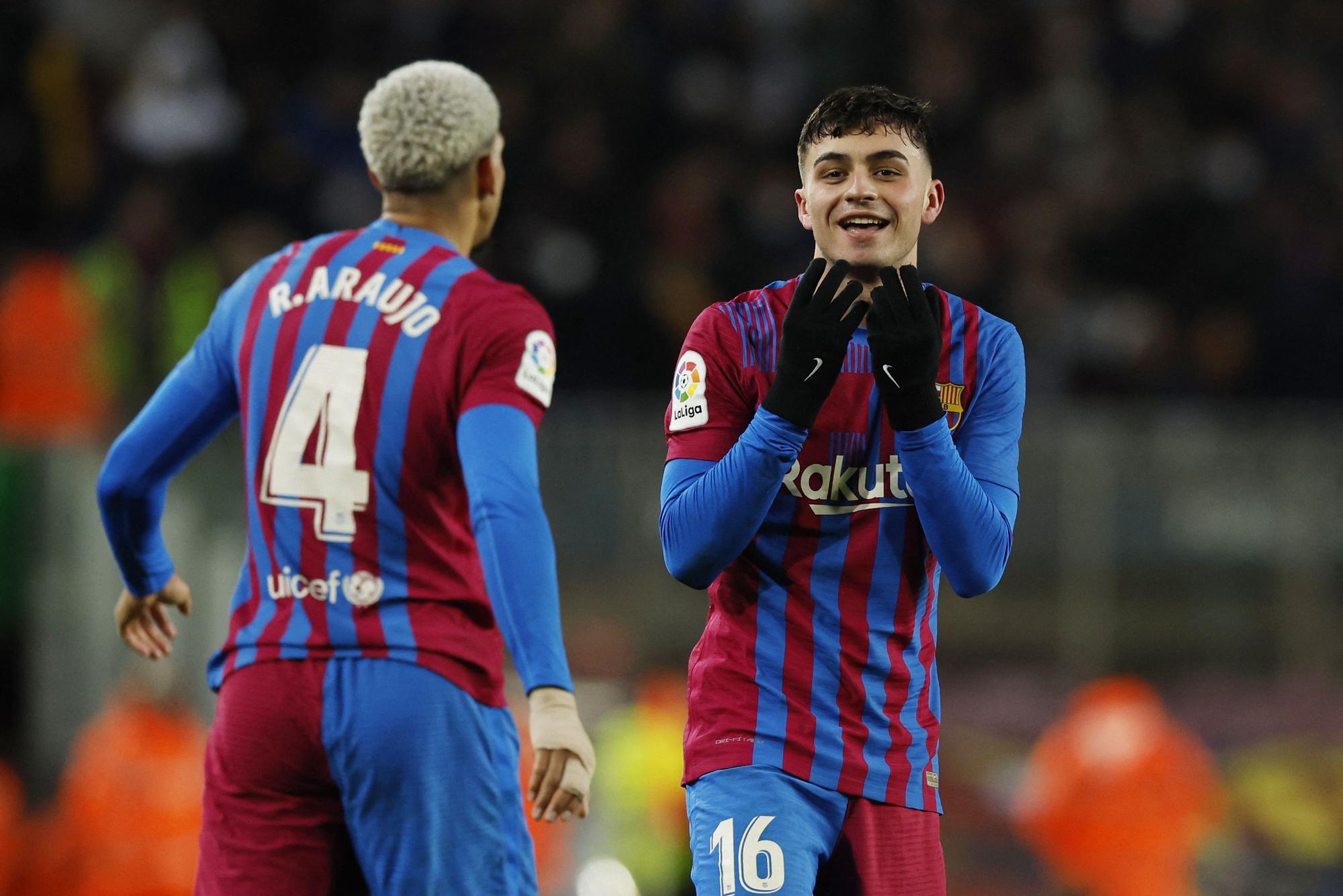 Pedri celebra su golazo ante el Sevilla