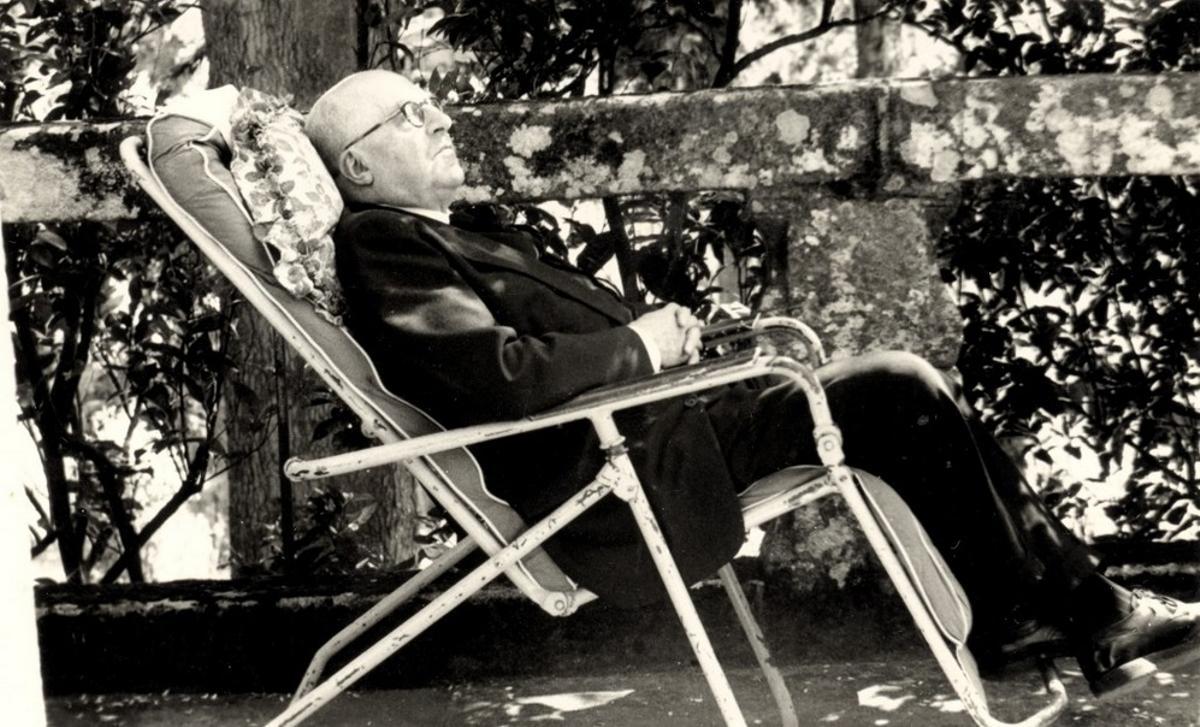 Otero Pedrayo descansa na casa de Trasalba.