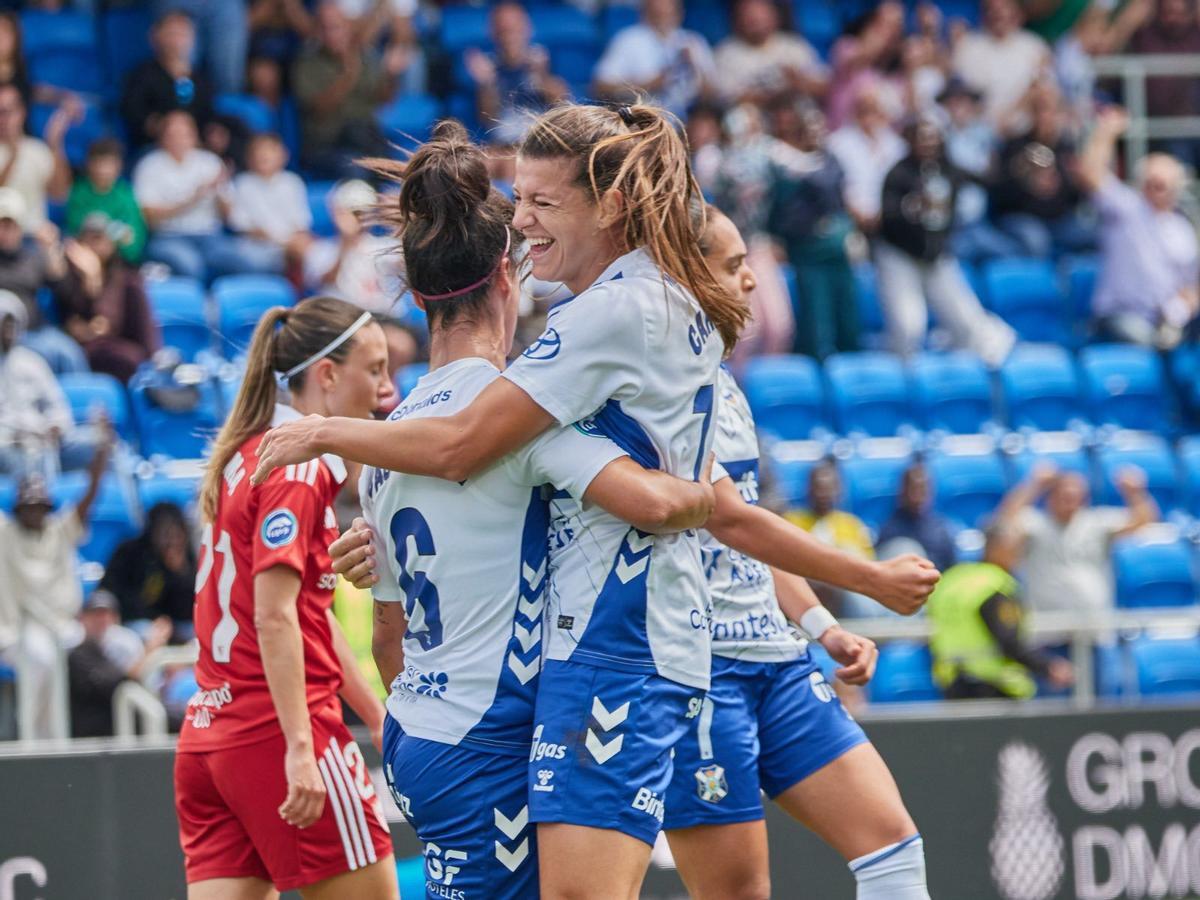 Carlota y Paola, dos de las goleadoras del Costa Adeje frente al Sevilla.