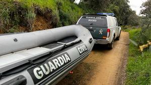 Búsqueda del hombre desaparecido en Constantina tras ser arrastrado junto a su mujer por la corriente del arroyo Guadalbácar