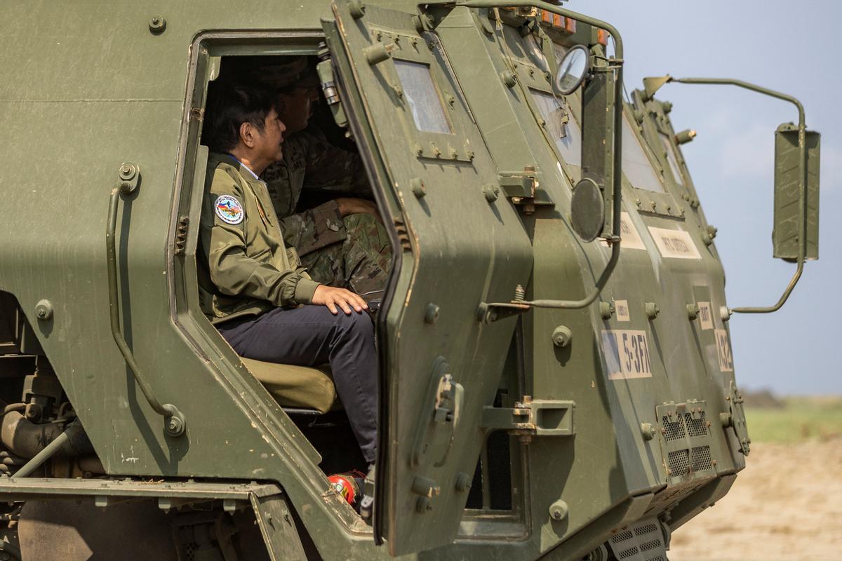 El presidente Marcos Jr. supervisa los ejercicios militares Filipinas-EEUU